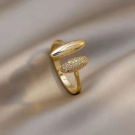 Elegant gold-plated ring with brilliant cut