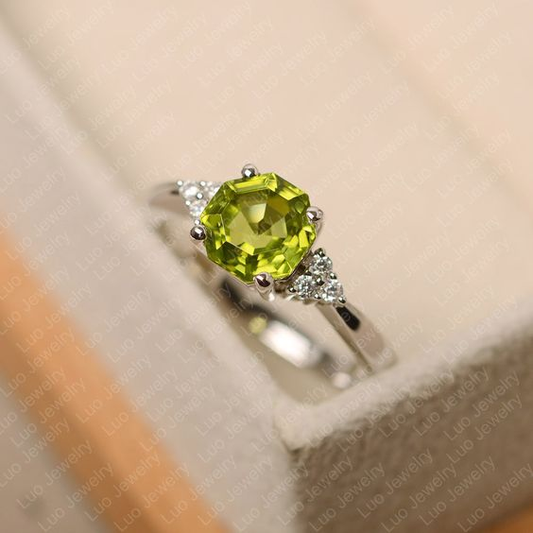 Ring made of olive crystal in silver