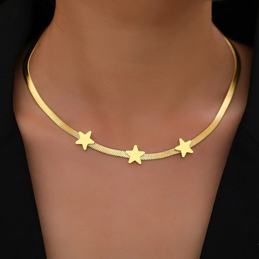 Elegant gold star necklace