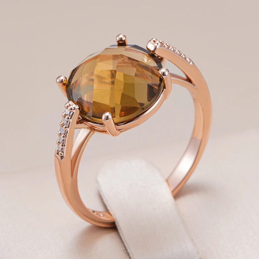 Elegant ring in brown, gold-colored crystal