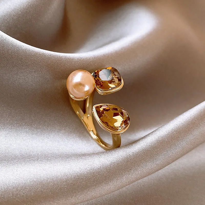 Elegant ring made of crystal and pearls
