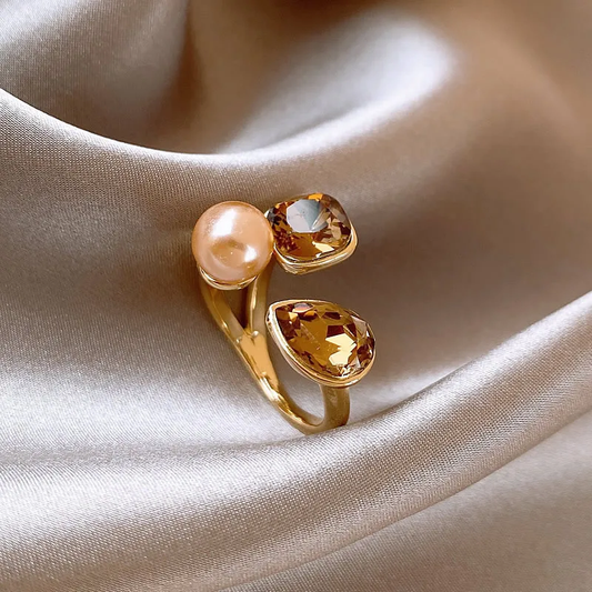 Elegant ring made of crystal and pearls