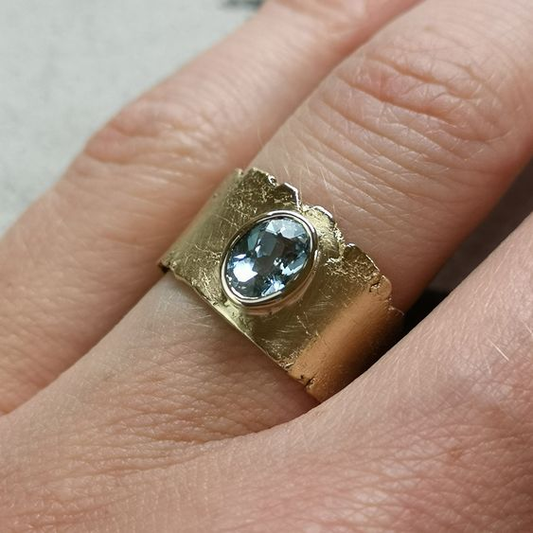 Round Blue Crystal Ring in Gold in Vintage Style