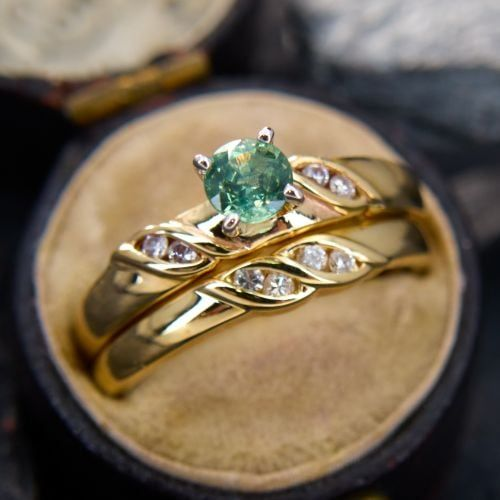 Ring with green crystal in vintage gold