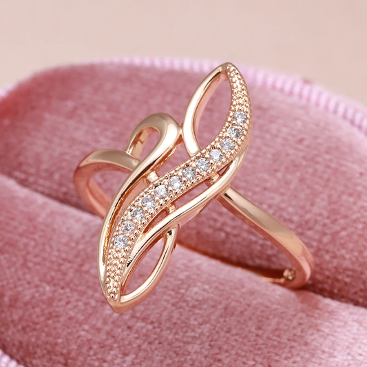 Luxurious ring with cubic zirconia in gold