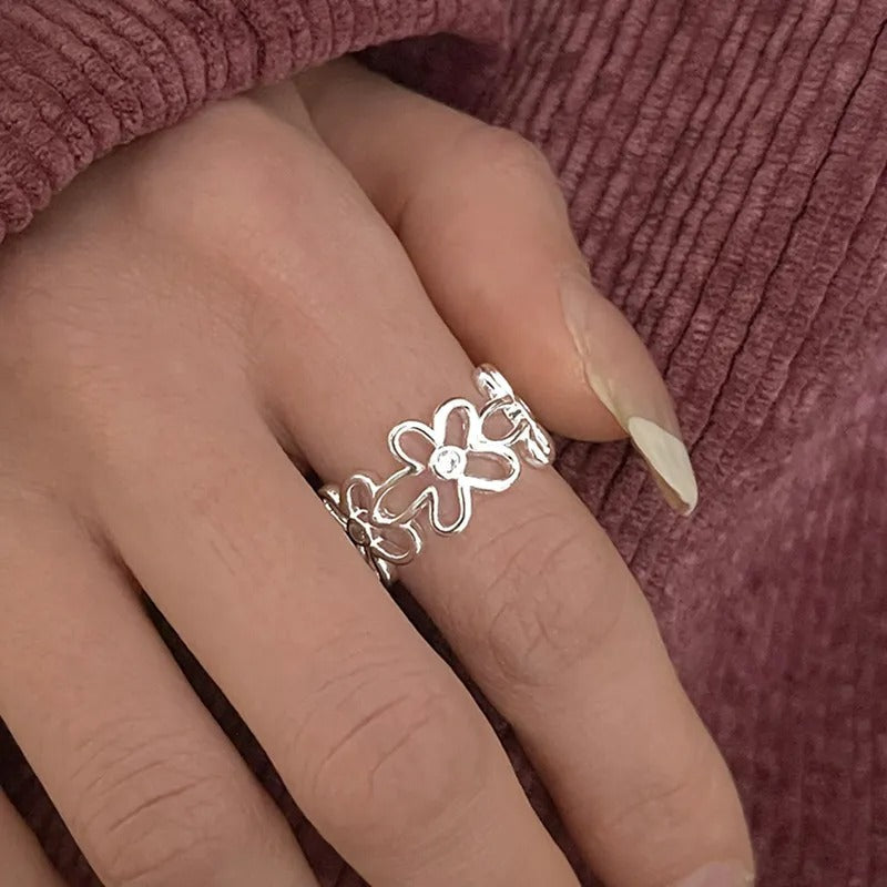 Adjustable Vintage Flower Ring made of 925 Sterling Silver